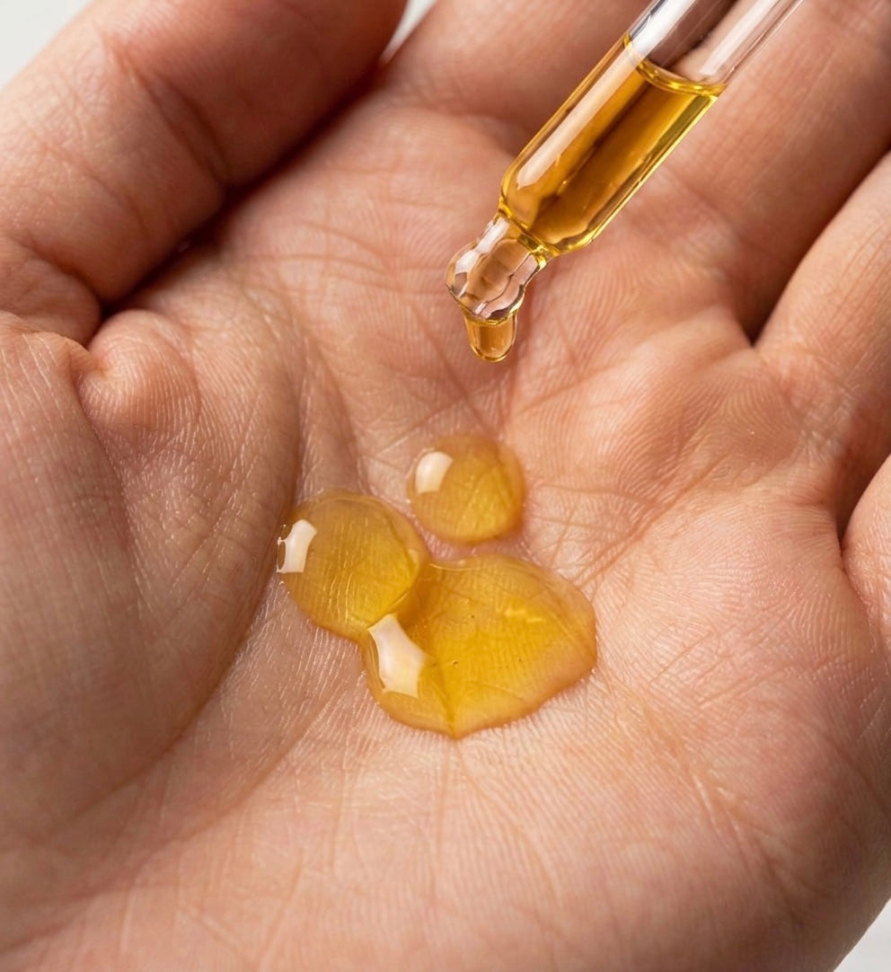 GoldenGlow Kurkuma Öl von viclavo in einer Flasche, natürliche goldene Farbe, ideal für Haut und Gesundheit, auf weißem Hintergrund